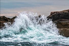 Destockage Déferlante sur les rochers de l'île Molène • Trébeurden / format 75cmx50cm / support alu dibond 3mm (avec système d'accrochage)