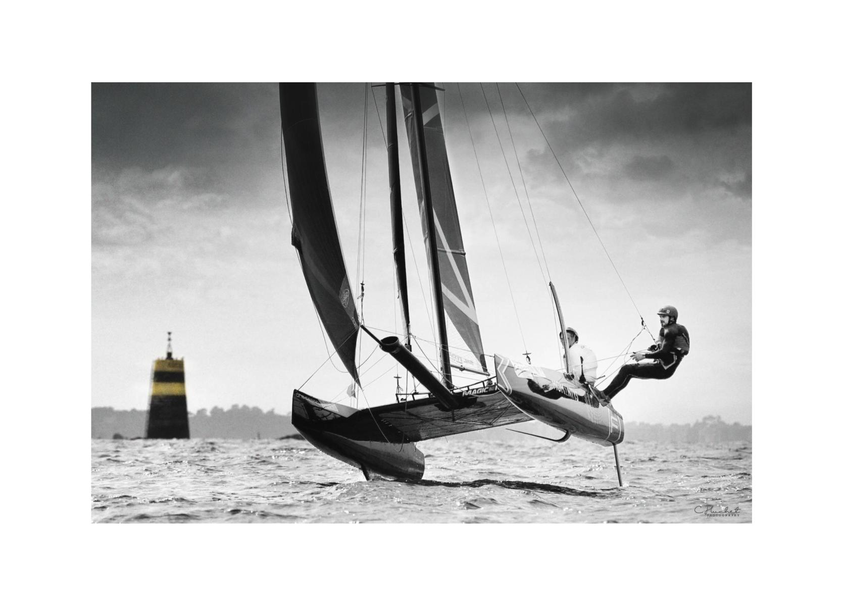Destockage Flying Phantom / format 50x70 cm (avec marge blanche de 5 cm autour de la photo/  sur plexi fine arte (avec système d'accrochage)