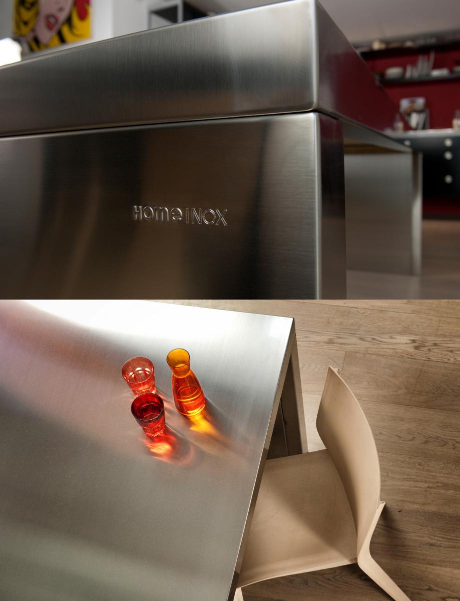 Table en acier brossé gravée Home Inox avec verres colorés sur parquet bois clair à Rennes.