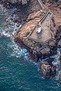 Phare du Paon blanc sur un éperon rocheux entouré par la mer agitée et l’écume blanche sur l’île de Bréhat.