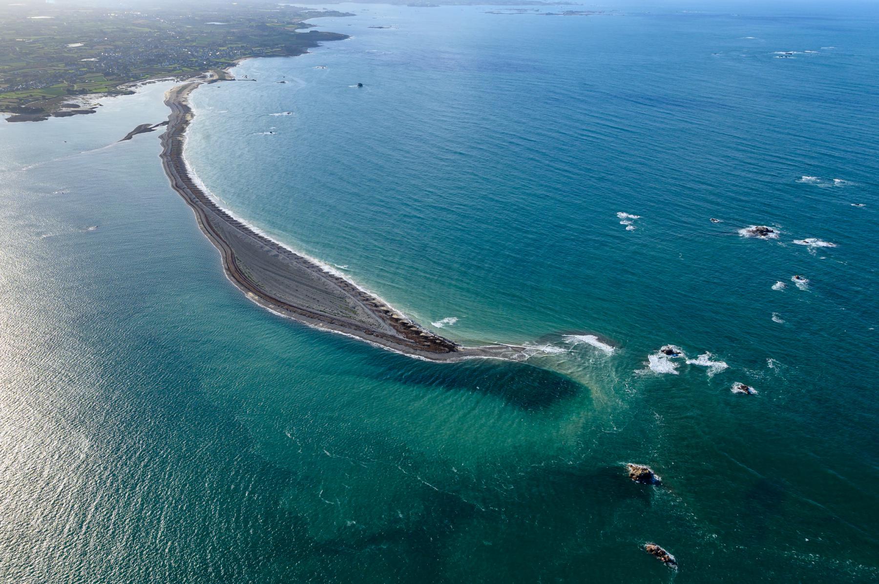 Vue aérienne du Sillon de Talbert à Pleubian courbe de galets s’avançant dans une mer turquoise en Bretagne.