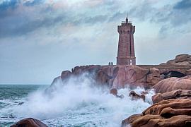 Photographie Le phare de Men Ruz bravant les vagues lors d'une tempête hivernale spectaculaire à Ploumanac'h.
