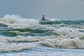 Photographie Saisir la puissance des éléments à Saint-Briac-sur-Mer lors de la tempête Bella, où la balise Nerput résiste face à l'assaut des déferlantes