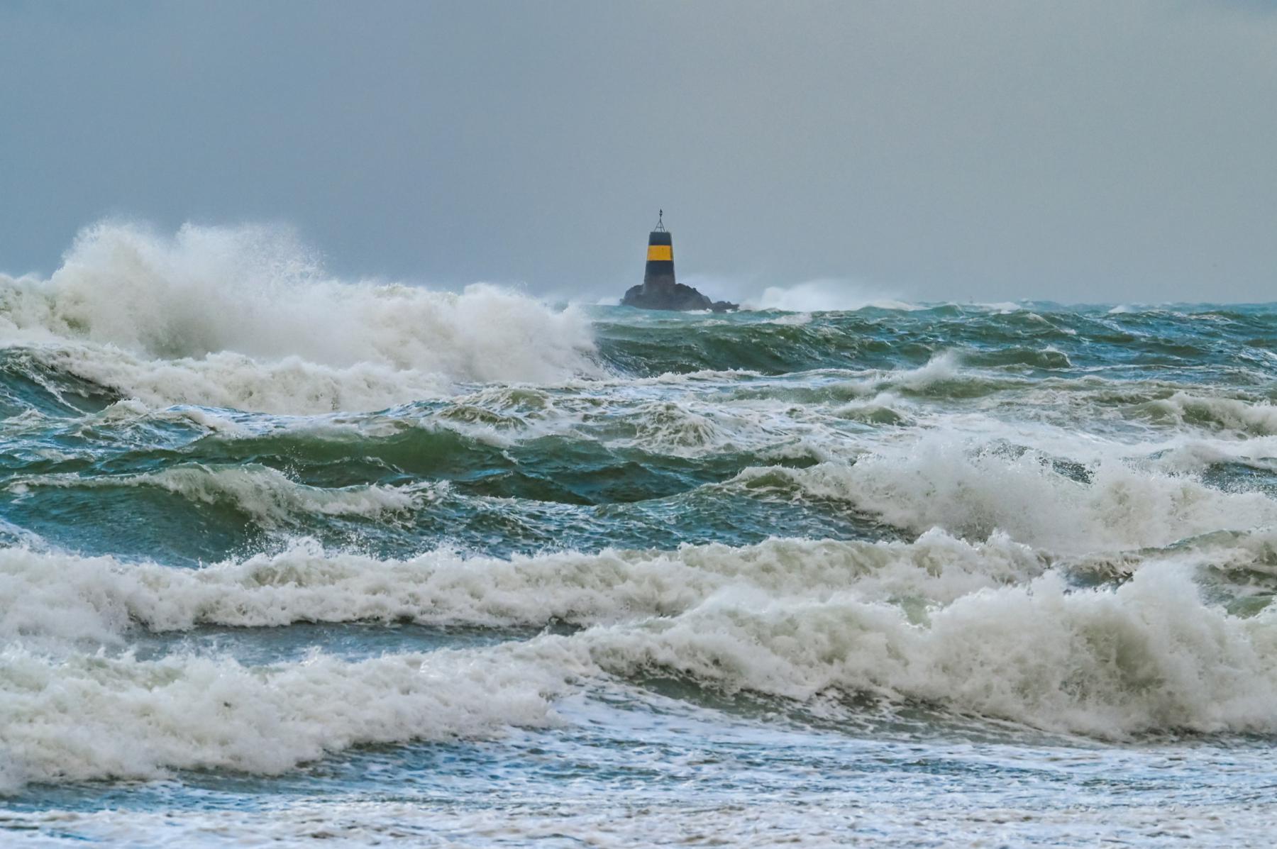 Photographie Saisir la puissance des éléments à Saint-Briac-sur-Mer lors de la tempête Bella, où la balise Nerput résiste face à l'assaut des déferlantes