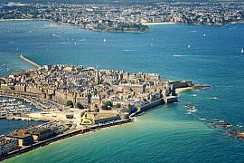 Photo Vue aérienne sur la citée corsaire et intra-muros • Saint-Malo