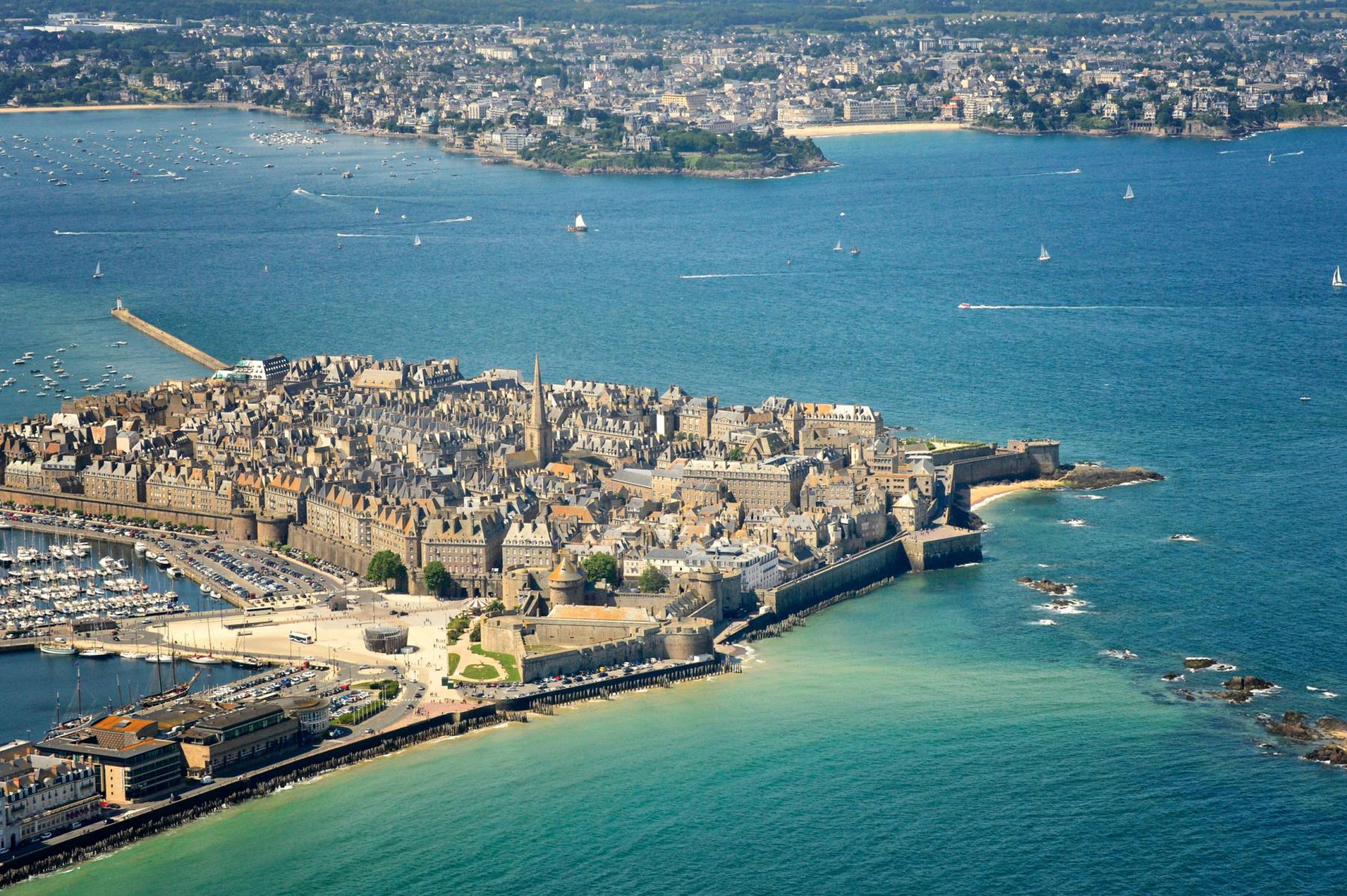 Vue aérienne de la cité corsaire de Saint-Malo avec ses remparts, le clocher de la cathédrale et la mer émeraude