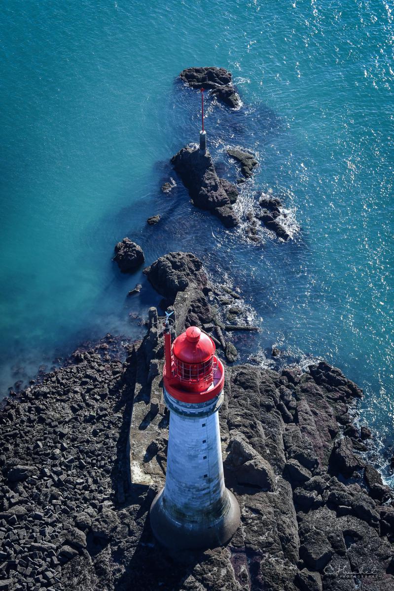 Photographie Vue aérienne sur le majestueux et solitaire, le phare du Grand Jardin brave les courants de la baie de Saint-Malo