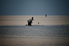Photographie L'iconique plongeoir de de Bon-Secours s'anime sous la lumière douce du soir. Une scène de vie estivale capturée devant St Malo, un soir d'été