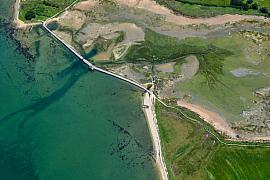 Photographie Photogrape de la Bretagne, je capture sur l'île d'Arz, le moulin de Berno qui illustre le patrimoine maritime Breton. Un panorama drone unique au cœur du Golfe du Morbihan.