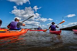 Photographie Une sortie conviviale en kayak de mer s'élance depuis la pointe de Kerner. Illustration des activités nautiques en Bretagne Sud.