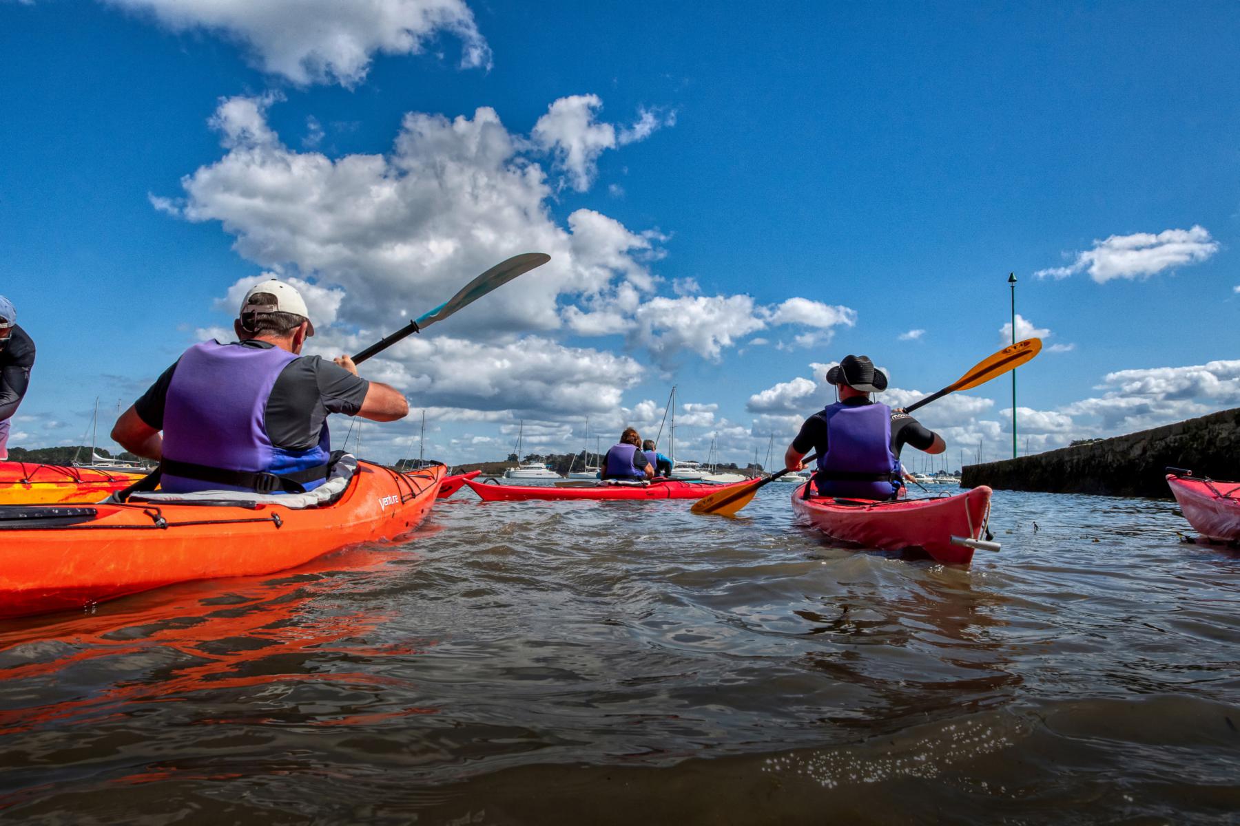 Photographie Une sortie conviviale en kayak de mer s'élance depuis la pointe de Kerner. Illustration des activités nautiques en Bretagne Sud.