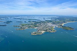 Photographie A l'entrée du Golfe du Morbihan, la beauté d'Arzon et l'activité nautique entre Port-Navalo et le port du Crouesty.