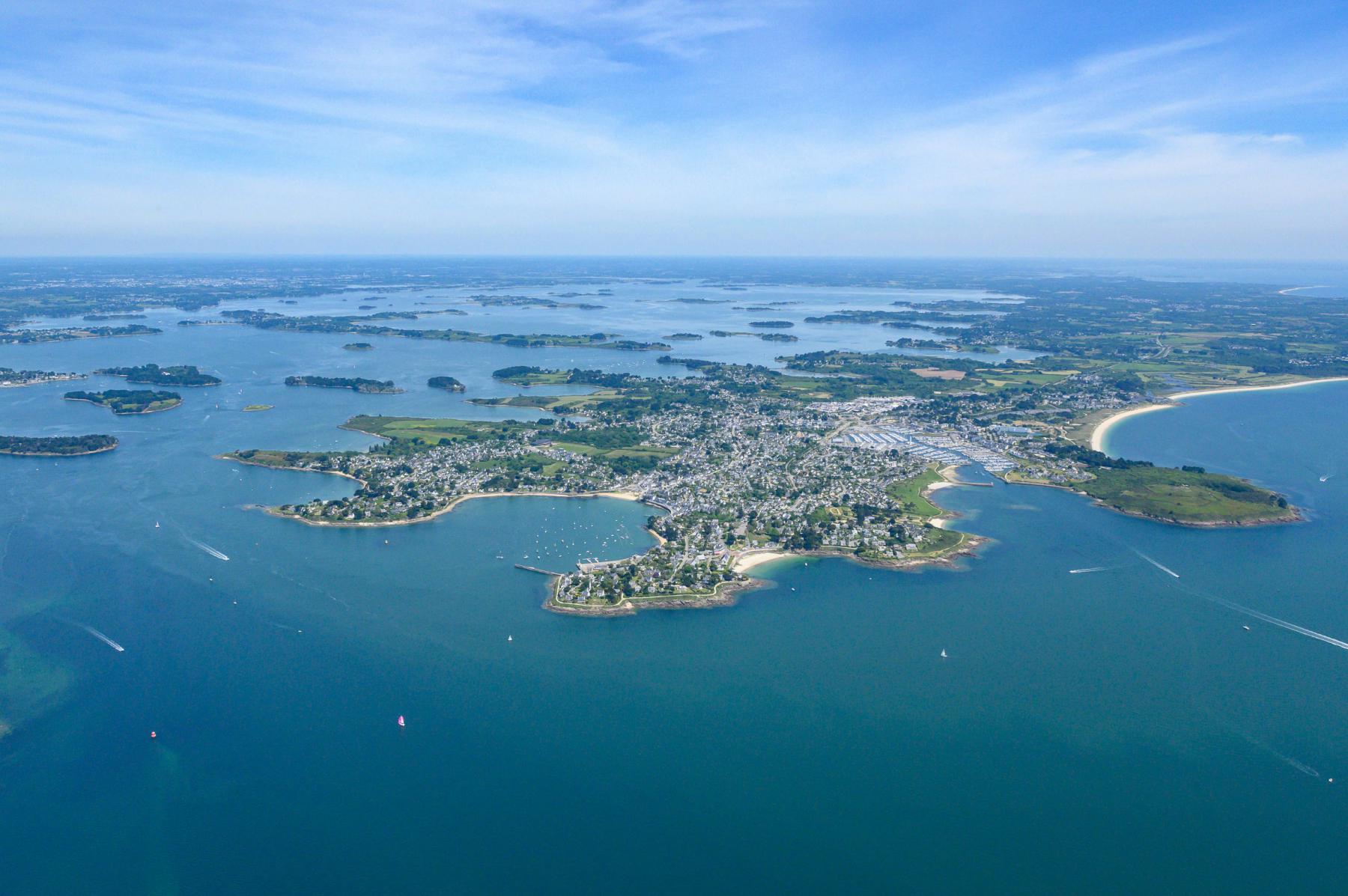 Photographie A l'entrée du Golfe du Morbihan, la beauté d'Arzon et l'activité nautique entre Port-Navalo et le port du Crouesty.