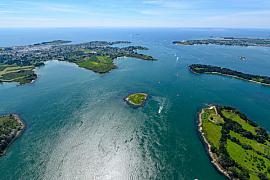 Vue aérienne de l’entrée du Golfe du Morbihan avec ses îles verdoyantes, les courants marins et le littoral d’Arzon.