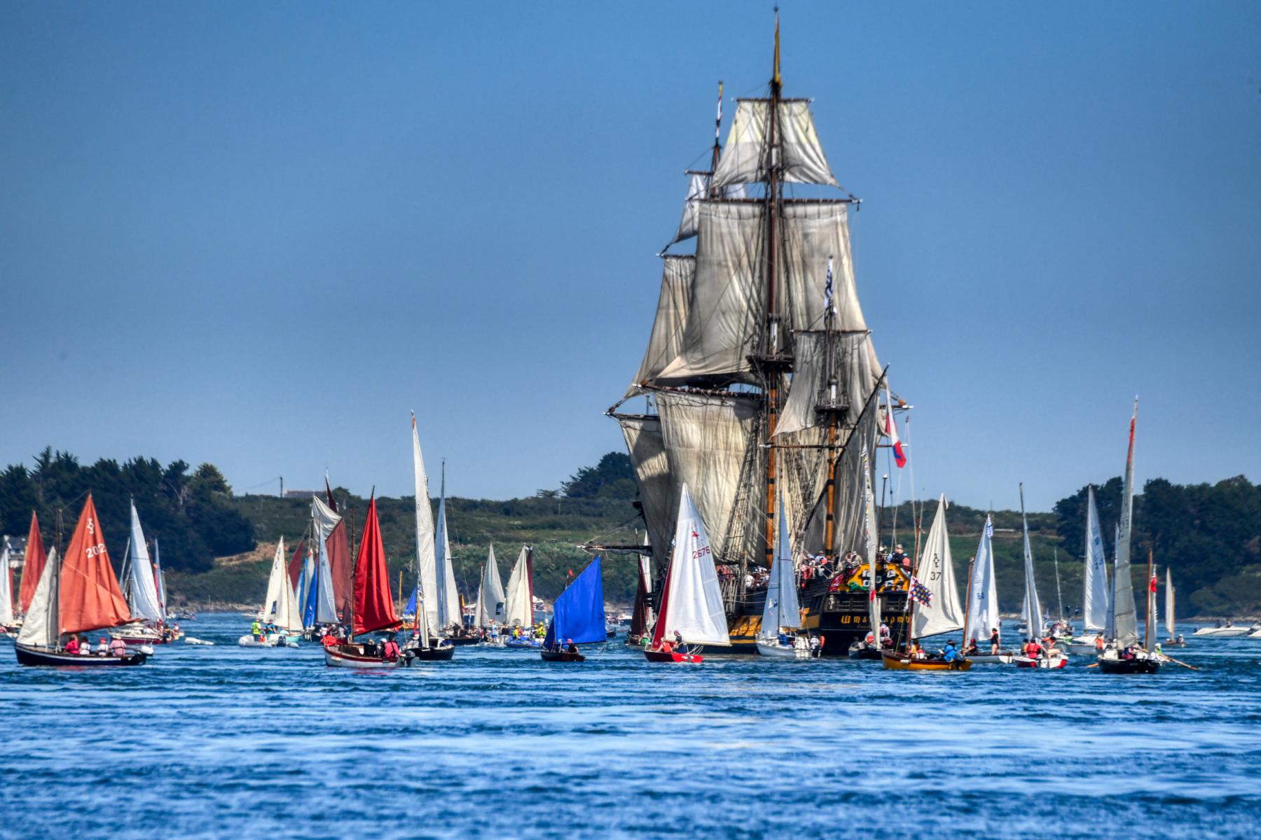 Photographie Moment suspendu lors de la Grande Parade du Golfe, ce rassemblement de voiliers traditionnels souligne la richesse du patrimoine maritime de Bretagne et en France.