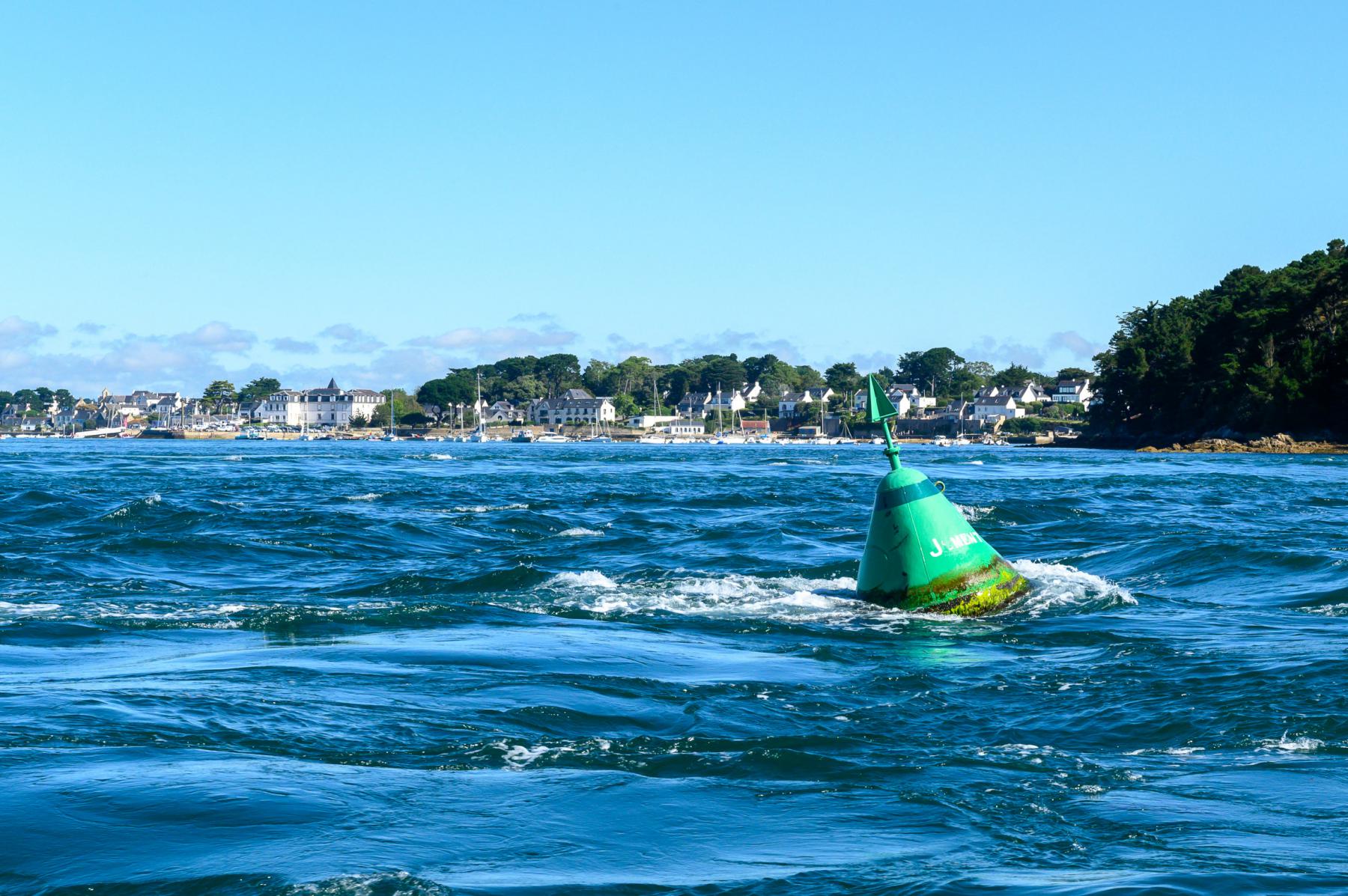 Bouée maritime verte de la Jument oscillant dans les courants vifs du Golfe du Morbihan face aux côtes de Larmor-Baden.