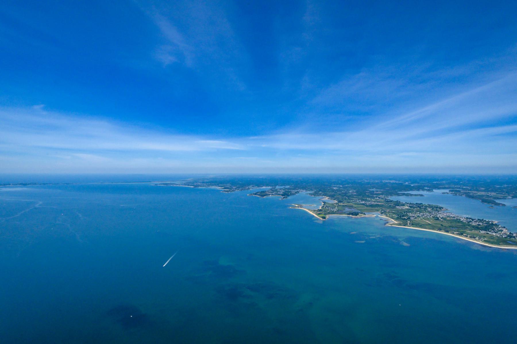 Photographie Survol à l'entrée du Golfe du Morbihan révélant la beauté sauvage de Meaban.