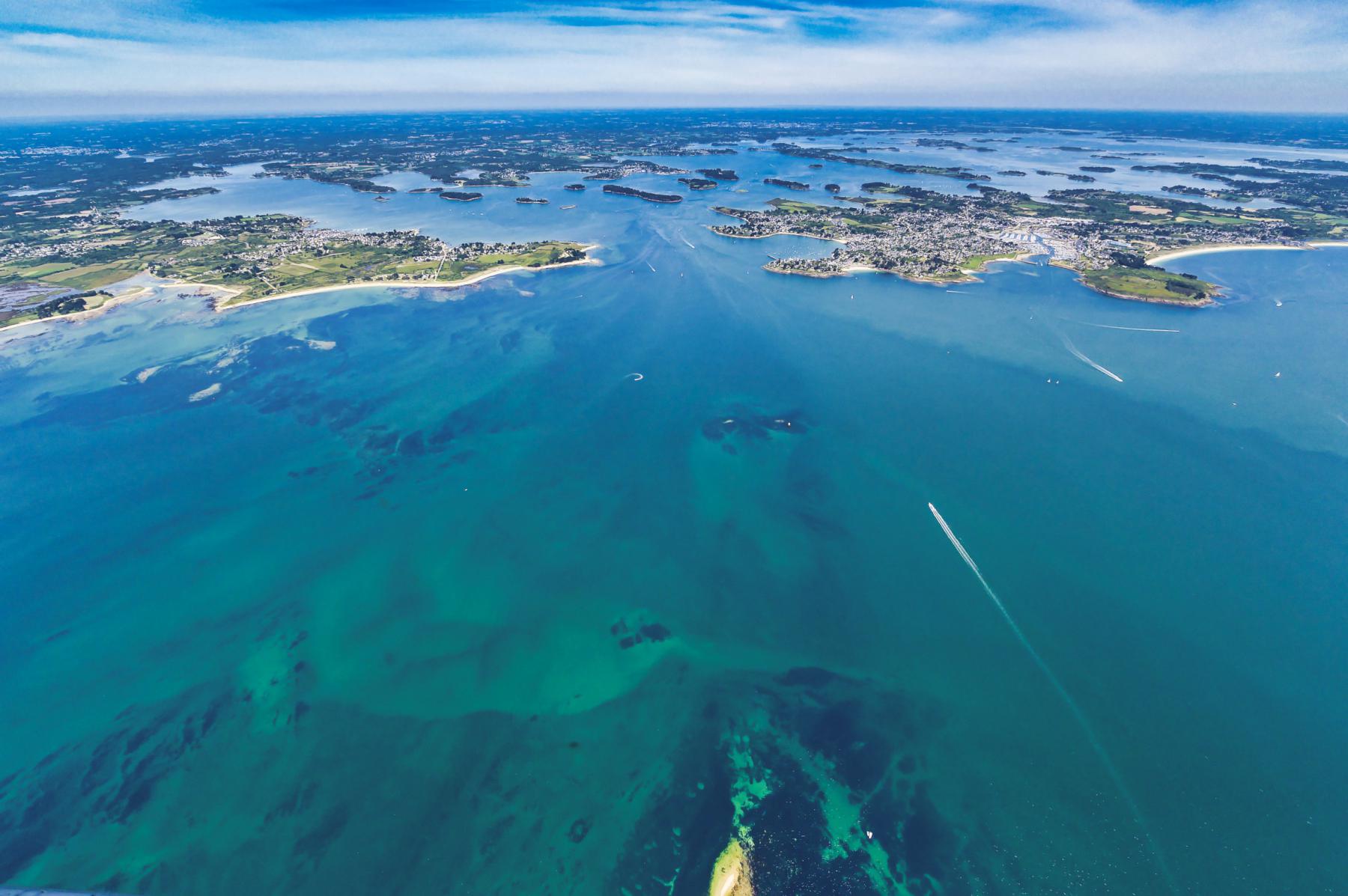 Photographie Nuances de bleus à marée basse, dans les courants à l'entrée du golfe du Morbihan, entre la presqu'île de Rhuys et Locmariaquer.