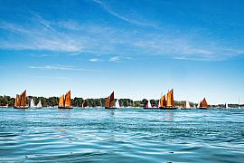 Photographie La grande parade des Sinagots à Séné, bateaux emblématiques du Golfe du Morbihan qui témoignent patrimoine maritime breton.