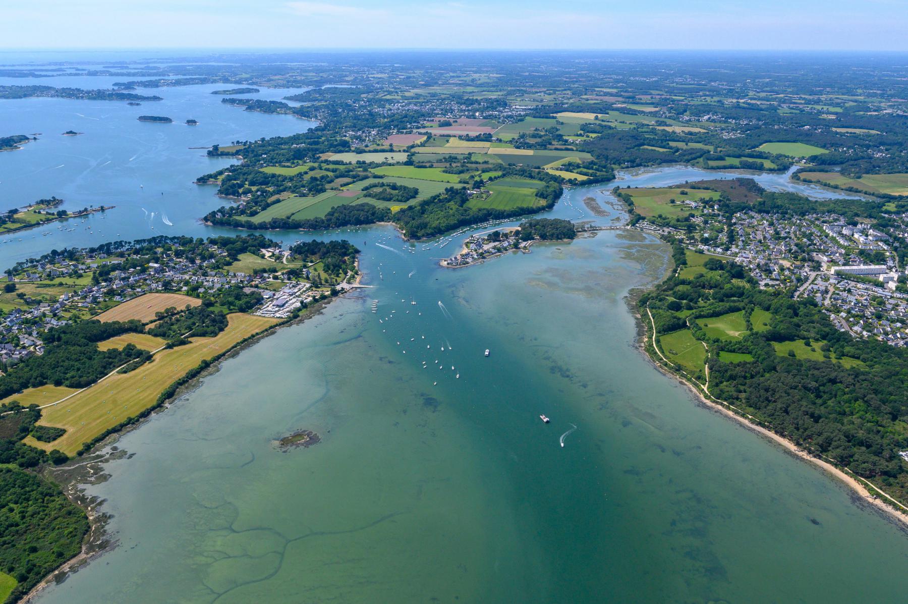 Vue aérienne du Golfe du Morbihan avec la presqu’île de Séné et Conleau entre eaux turquoise et côtes de Bretagne.