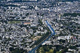 Vue aerienne du canal du port de Vannes avec ses nombreux bateaux blancs au coeur du centre ville historique breton.