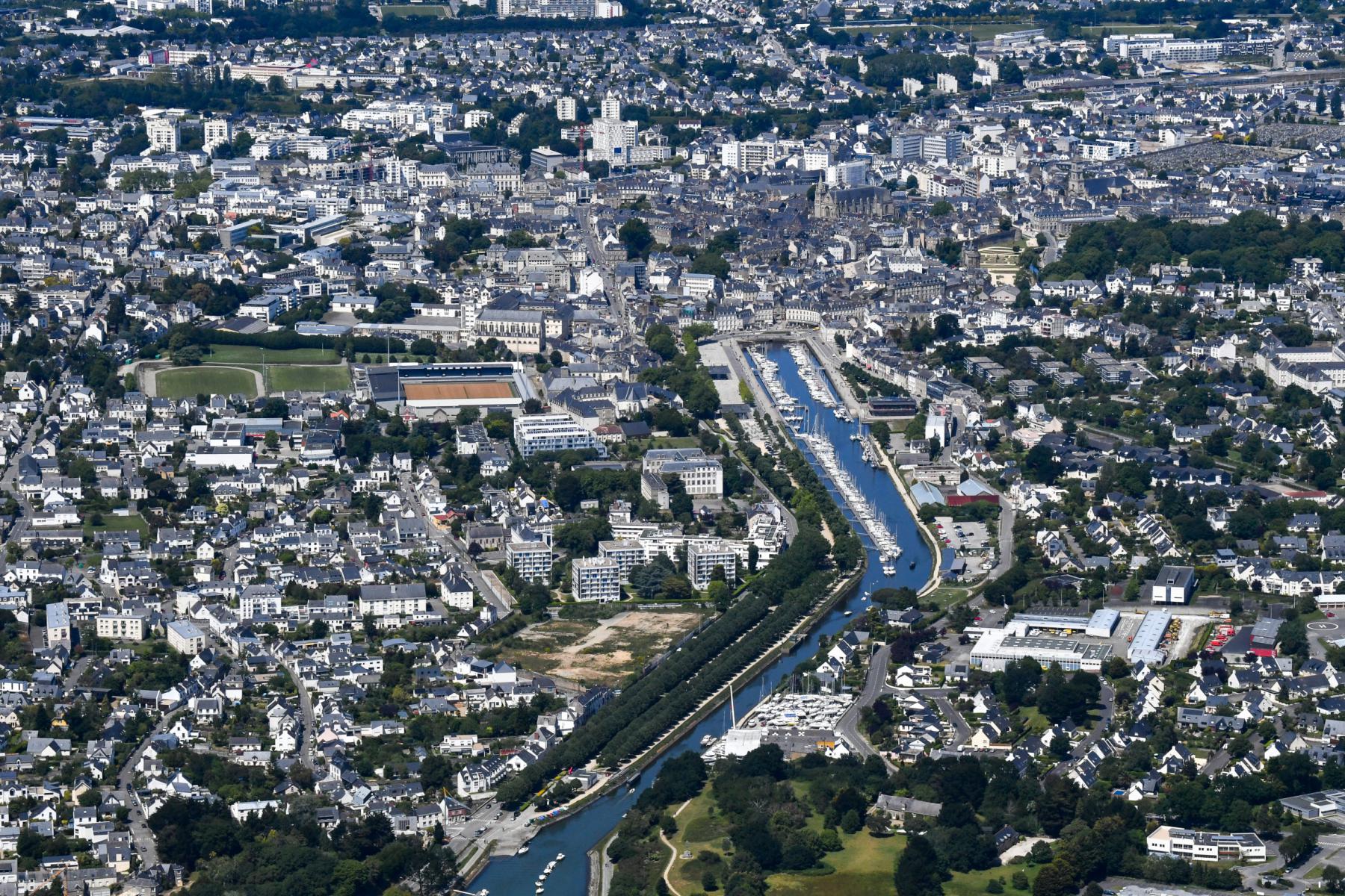 Vue aerienne du canal du port de Vannes avec ses nombreux bateaux blancs au coeur du centre ville historique breton.