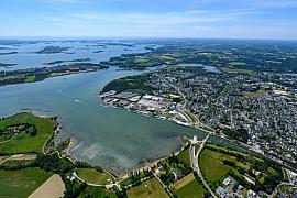 Vue aérienne du littoral de Vannes avec la Pointe des Émigrés, les eaux bleues du Golfe et les zones urbaines verdoyantes.
