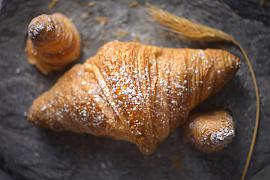 Photographie shooting culinaire : l'excellence de la viennoiserie autour croissant pur beurre finement feuilleté à Rennes