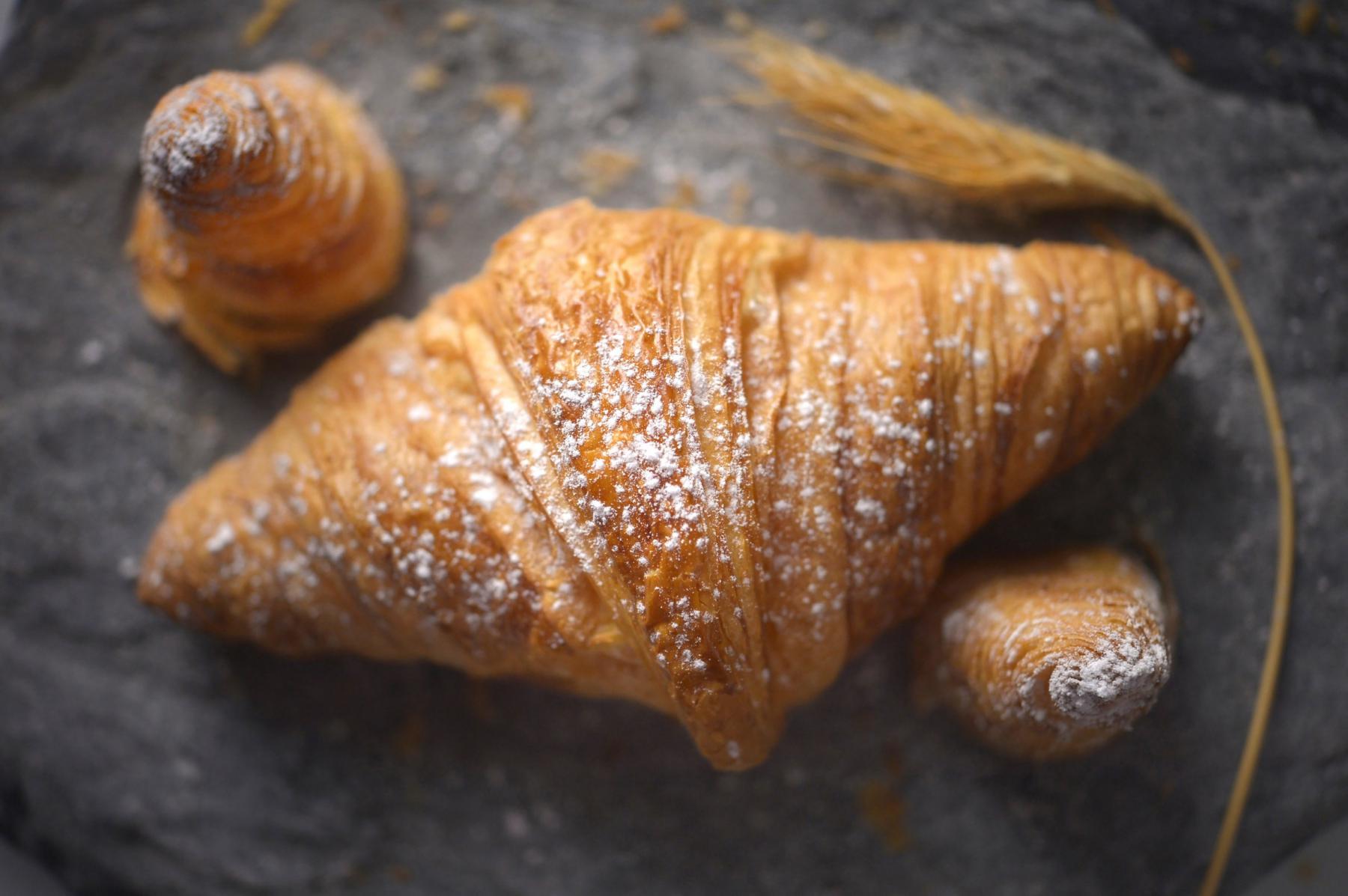 Photographie shooting culinaire : l'excellence de la viennoiserie autour croissant pur beurre finement feuilleté à Rennes