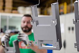 Photographie Photographe corporate et entreprise, je capte l'immersion qui valorise les étapes techniques et la rigueur de la peinture indutrielle et peinture liquide