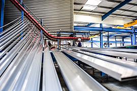 Photographie Photographe corporate et entreprise, je capte l'immersion en entreprise qui valorise les étapes techniques et la rigueur de la peinture indutrielle et peinture liquide