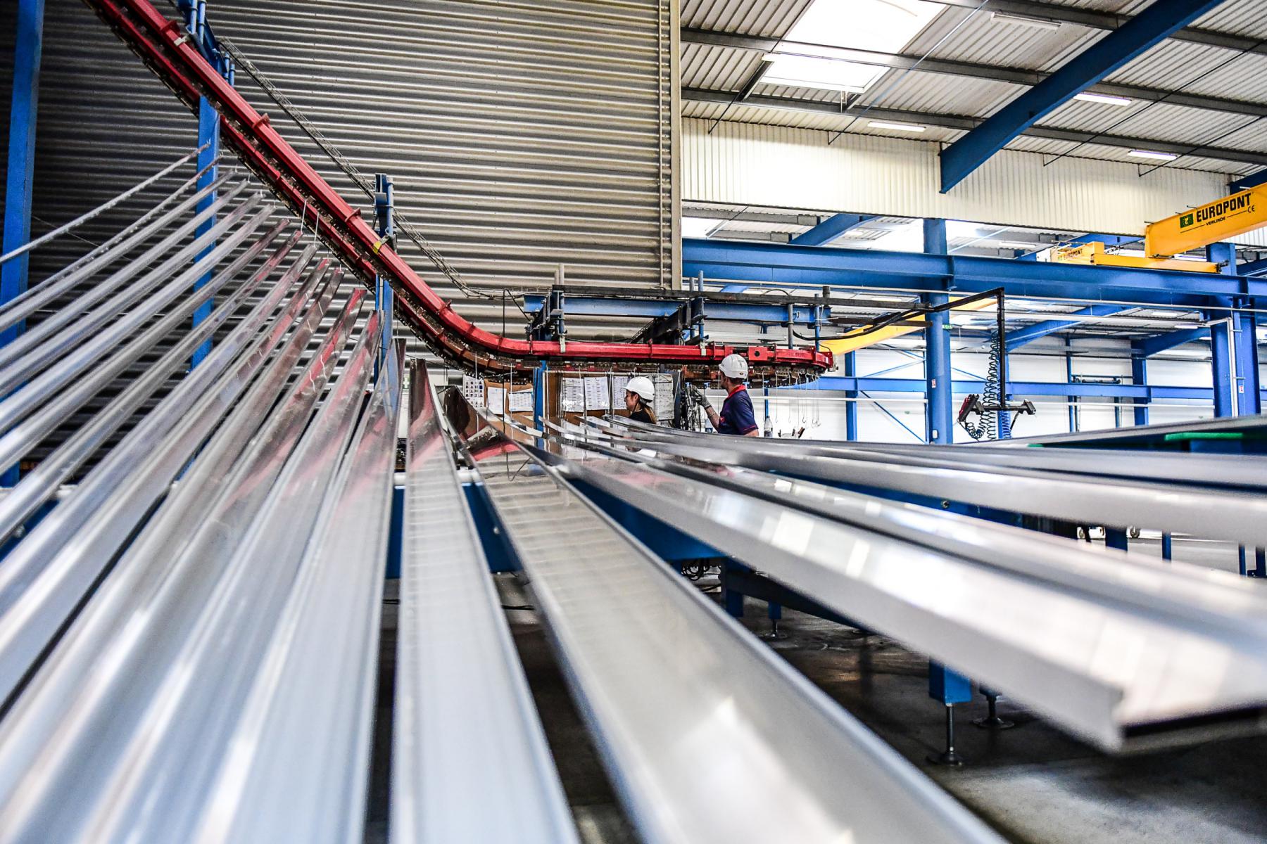 Photographie Photographe corporate et entreprise, je capte l'immersion en entreprise qui valorise les étapes techniques et la rigueur de la peinture indutrielle et peinture liquide