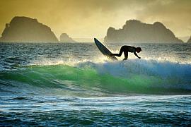 Photographie Photographe nautique et voile, je capte cette session de surf intense à la Palue. Christophe Huchet capture l'énergie de l'Atlantique et la lumière dorée sur la presqu'île de Crozon.