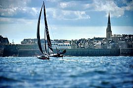 Photo Catamaran à foils devant Saint-Malo