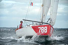 Photographie Photographe nautique et voile, je capte une session d'entrainement de D.Garnier sur son Mini 6.50. Un cliché dynamique capturant la vitesse du n°788 devant Concarneau