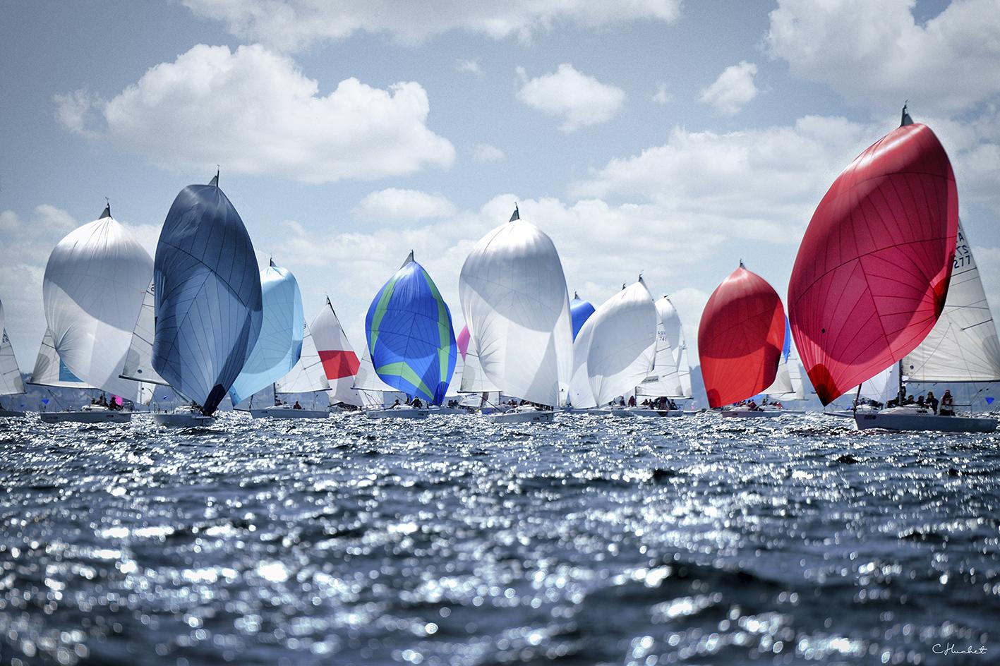 Photographie Photographe nautique et voile, je capte un long bord sous spi où s'enchainent les empannage pour toute la flotte de J80