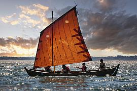 Photographie Photographe de la Bretagne, des voiliers et paysages marins, je capte une navigation authentique en Bretagne. Lumière dorée de fin de journée sur une voile traditionnelle.