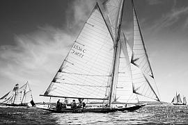 Photographie Photographe de la Bretagne, des voiliers et paysages marins,  je capte une navigation du mythique Pen Duick 1. Cliché noir et blanc sublimant le patrimoine maritime breton lors d'un shooting en mer.