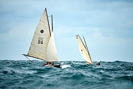 Voiliers anciens sur mer agitée en Bretagne, coques sombres et voiles beiges sous ciel couvert