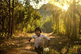 Photo Fillette sortant de l'école dans un village • Myanmar