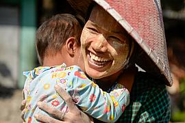 Photo Femme et son bébé dans les rues de Mandalay • Myanmar