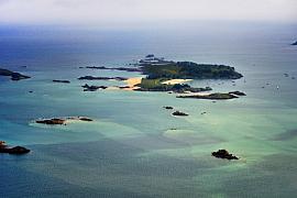 Archipel des Ébihens vu du ciel révélant des plages de sable blanc et des eaux turquoise cristallines en Bretagne.