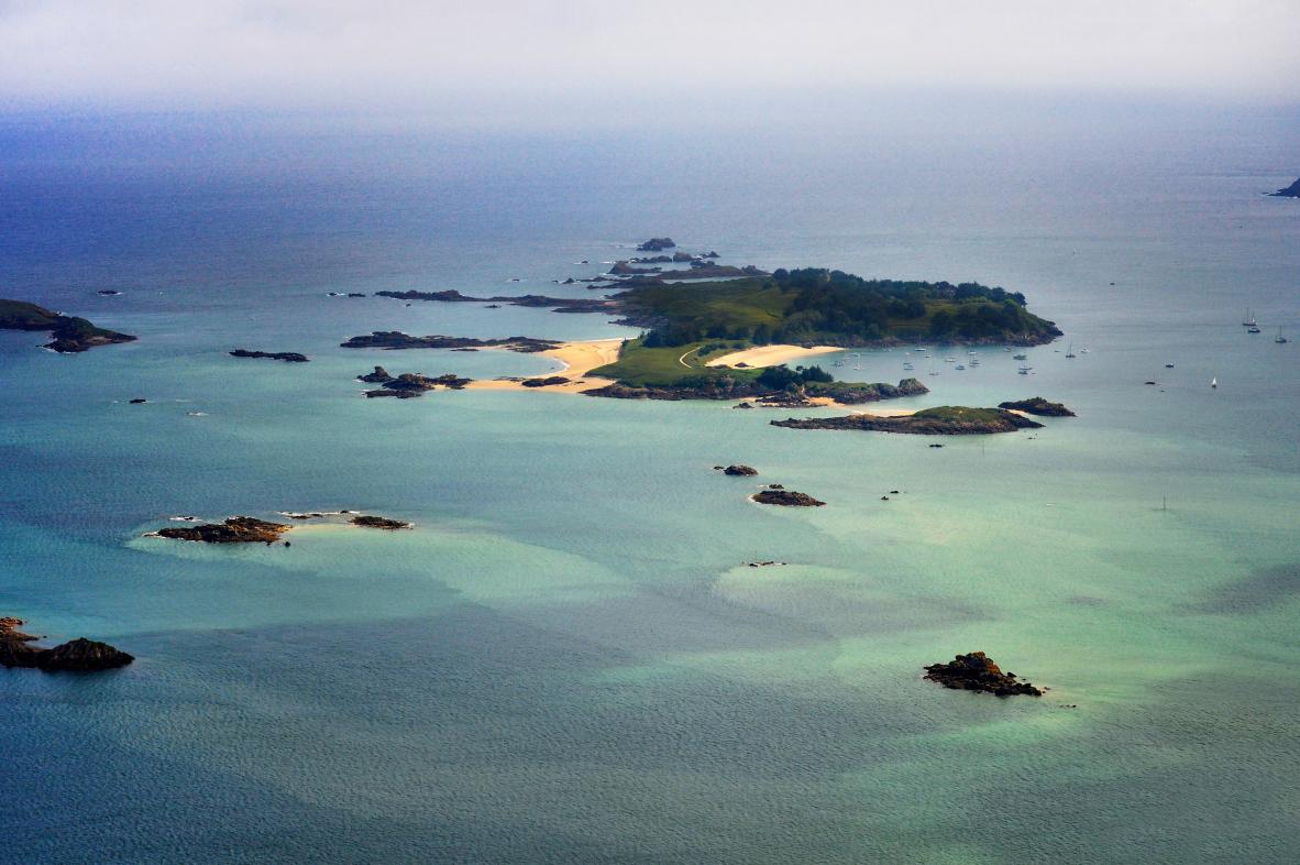 Archipel des Ébihens vu du ciel révélant des plages de sable blanc et des eaux turquoise cristallines en Bretagne.