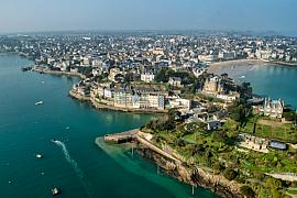 Vue aérienne de la cale du Bec à Dinard avec ses eaux cristallines, ses falaises et son architecture balnéaire typique.