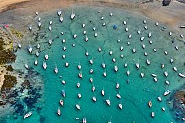 Photographie Cliché aérien sur le port du Béchet à Saint-Briac. Cette vue aérienne souligne la pureté des eaux de la côte d'Emeraide, idéale pour un tirage d'art.