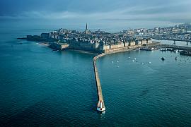 Photographie Vue aérienne sur le Môle des Noires et de la citée corsaire de Saint-Malo Intra-Muros. Un regard graphique parfait pour vos projets de décoration ou d'édition en Bretagne