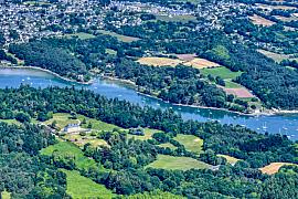 Vue aérienne de la rivière d’Auray et du château de Kérantré entourés de forêts denses et de champs en Bretagne.
