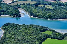 Vue aérienne de la rivière d’Auray entourée de forêts denses et de champs verdoyants à Crac’h dans le Morbihan.