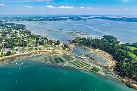 Vue aérienne du passage de Berder à marée basse, parcs à huîtres et littoral de Larmor-Baden sous un ciel dégagé.
