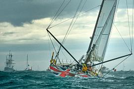 Voilier britannique de 50 piesd affrontant la houle grise lors du départ de la Route du Rhum à Saint-Malo.